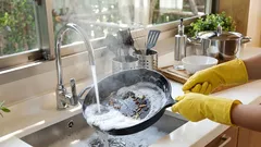 Anbratspuren verschwinden in wenigen Minuten von der Pfanne: ein einfacher Trick für perfekten Glanz