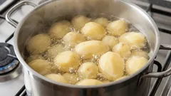 Was man beim Kartoffelkochen ins Wasser geben sollte: So sind sie schneller gar und schmecken besser.